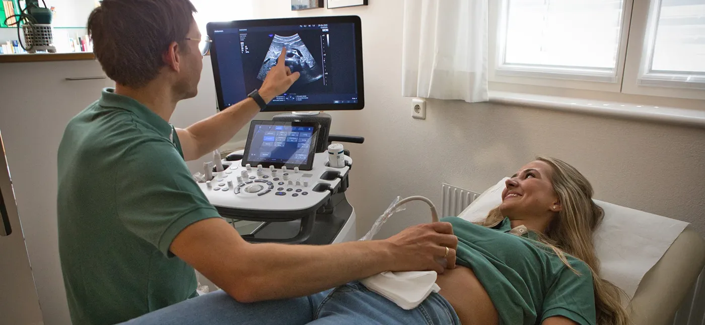 Dr. Willomitzer untersucht eine Patientin mit Ultraschall